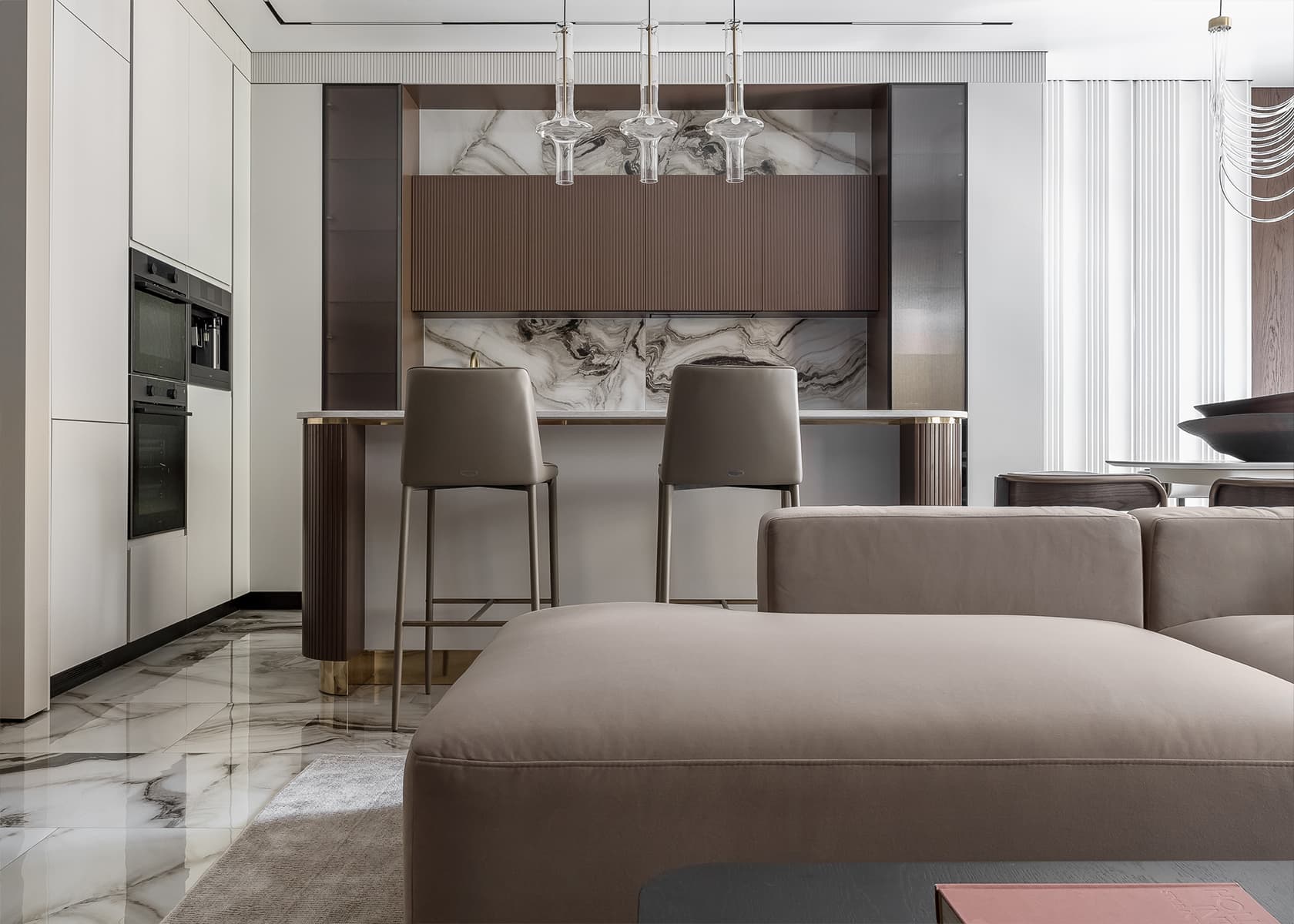 Цветные порталы, керамогранит и уютная лоджия в интерьере семейной квартиры в Воронеже — проект Екатерины Мищенко