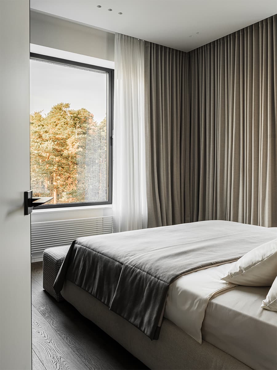 Цветные порталы, керамогранит и уютная лоджия в интерьере семейной квартиры в Воронеже — проект Екатерины Мищенко