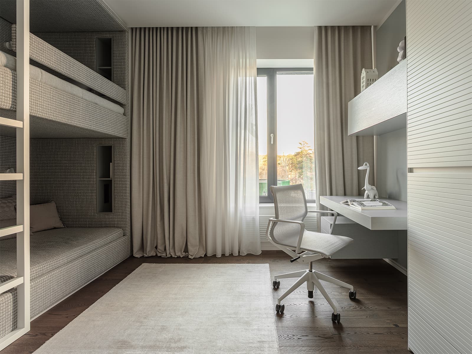 Цветные порталы, керамогранит и уютная лоджия в интерьере семейной квартиры в Воронеже — проект Екатерины Мищенко