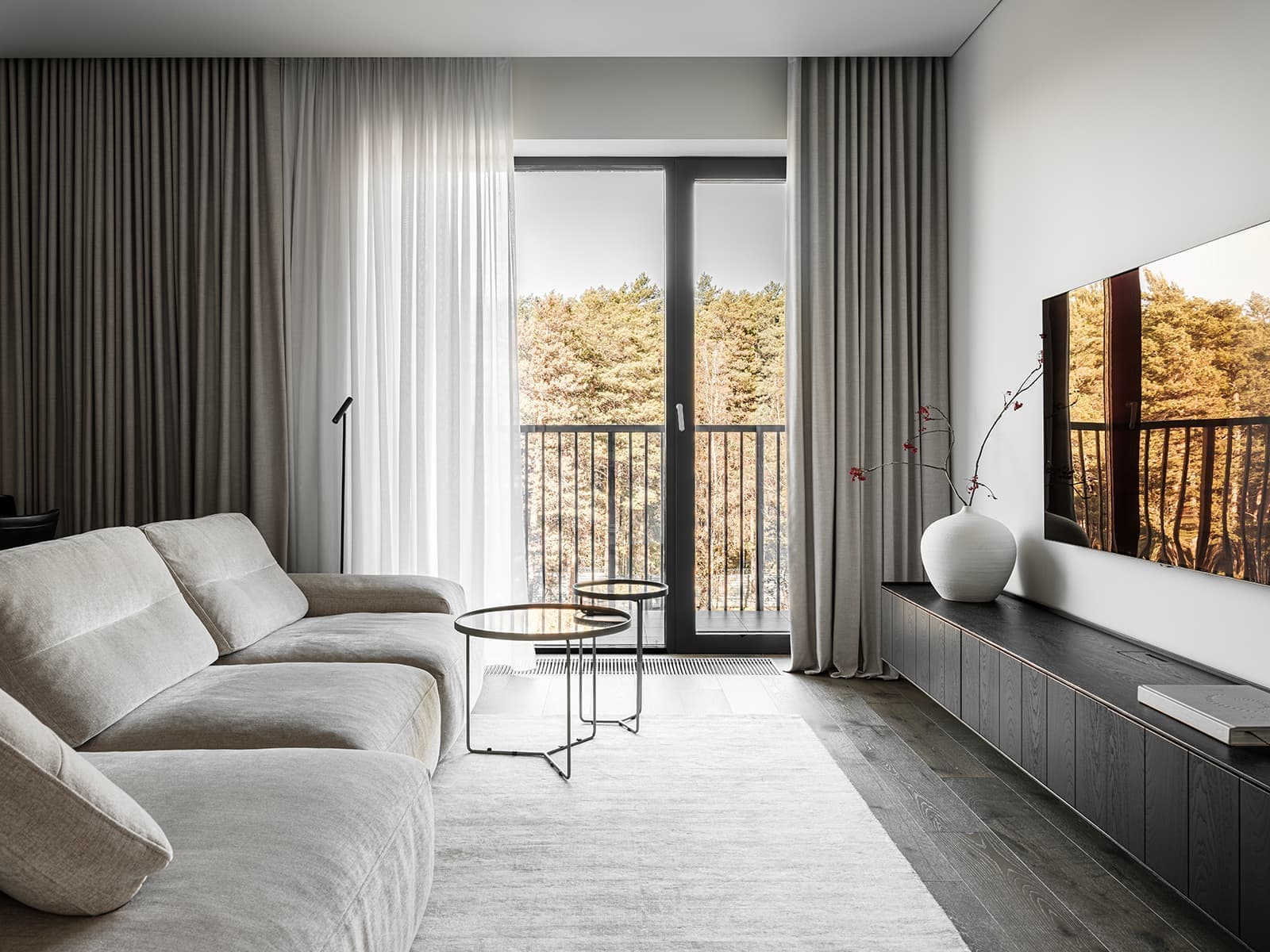 Цветные порталы, керамогранит и уютная лоджия в интерьере семейной квартиры в Воронеже — проект Екатерины Мищенко