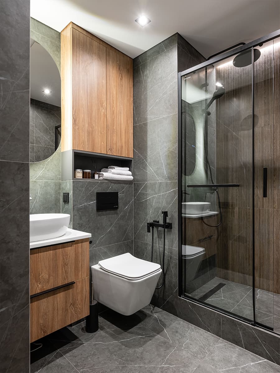 Двухуровневый остров в светлом интерьере квартиры для пары путешественников — проект Yuloo Studio