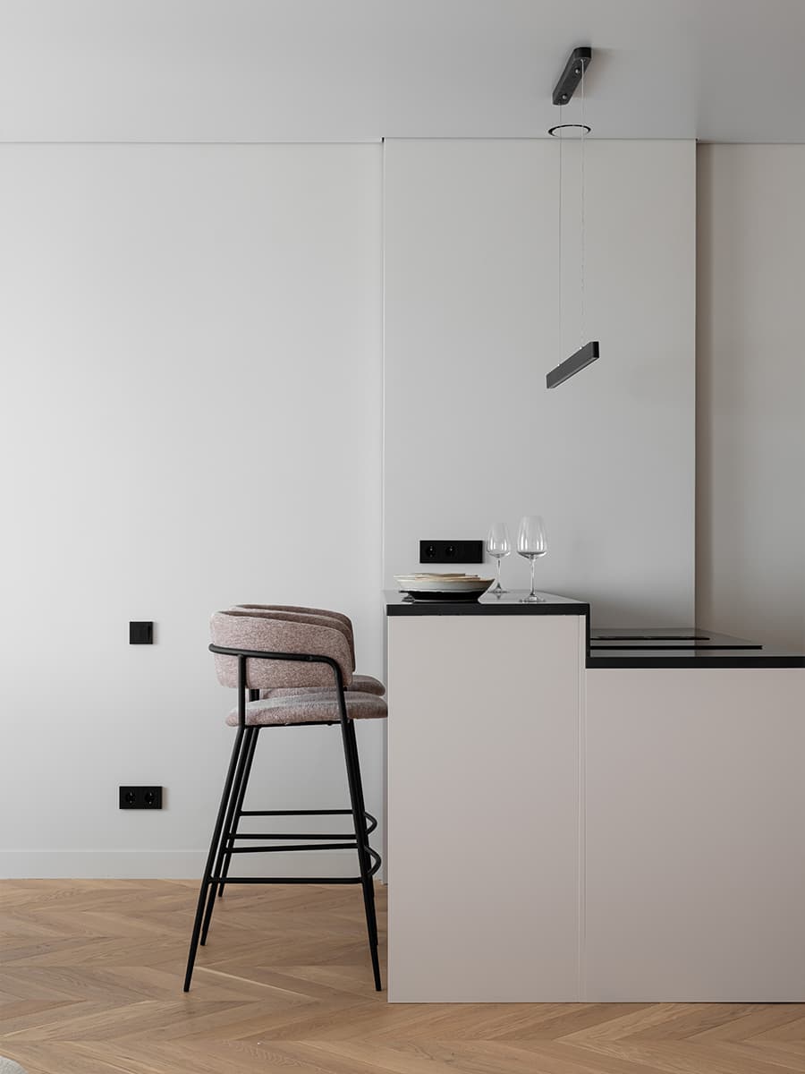 Двухуровневый остров в светлом интерьере квартиры для пары путешественников — проект Yuloo Studio