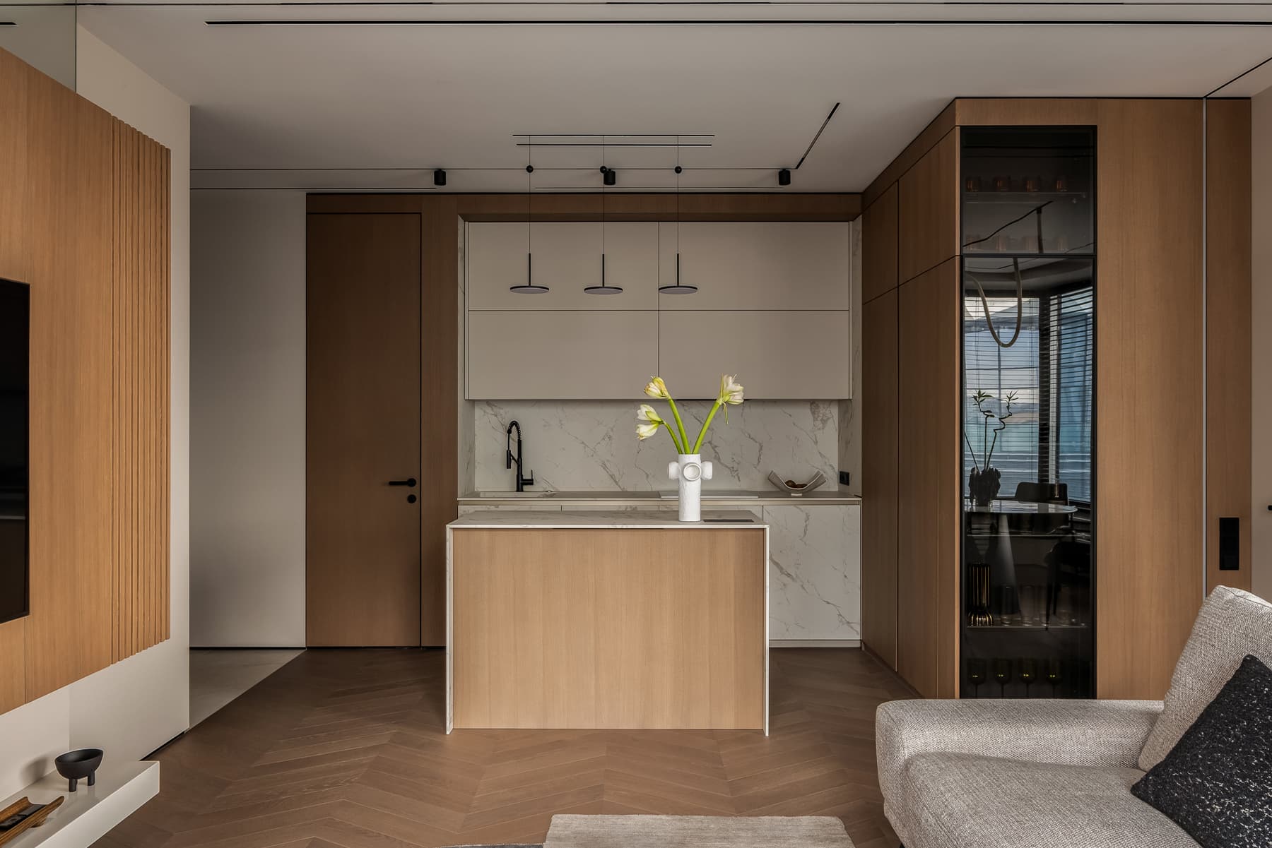 Сдержанный интерьер квартиры с необычной мягкой мебелью — проект cтудии дизайна интерьеров «TOP Interior»