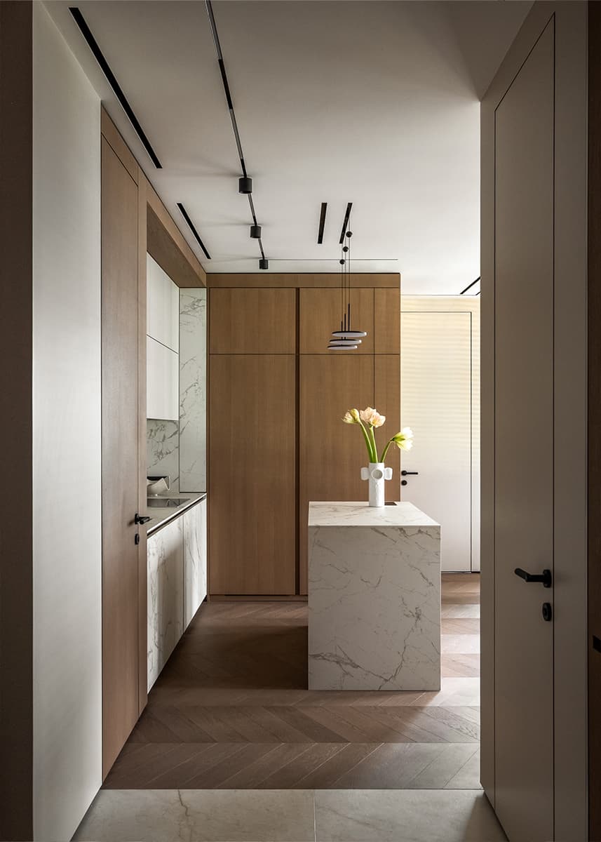 Сдержанный интерьер квартиры с необычной мягкой мебелью — проект cтудии дизайна интерьеров «TOP Interior»