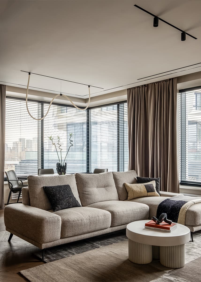 Сдержанный интерьер квартиры с необычной мягкой мебелью — проект cтудии дизайна интерьеров «TOP Interior»