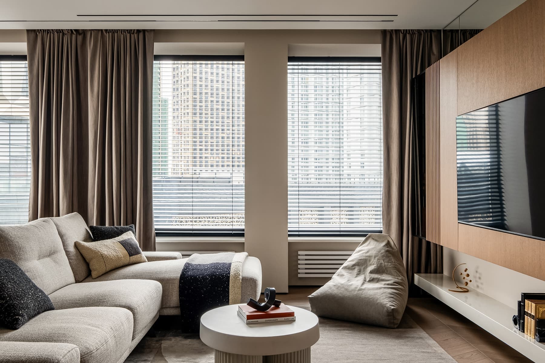 Сдержанный интерьер квартиры с необычной мягкой мебелью — проект cтудии дизайна интерьеров «TOP Interior»