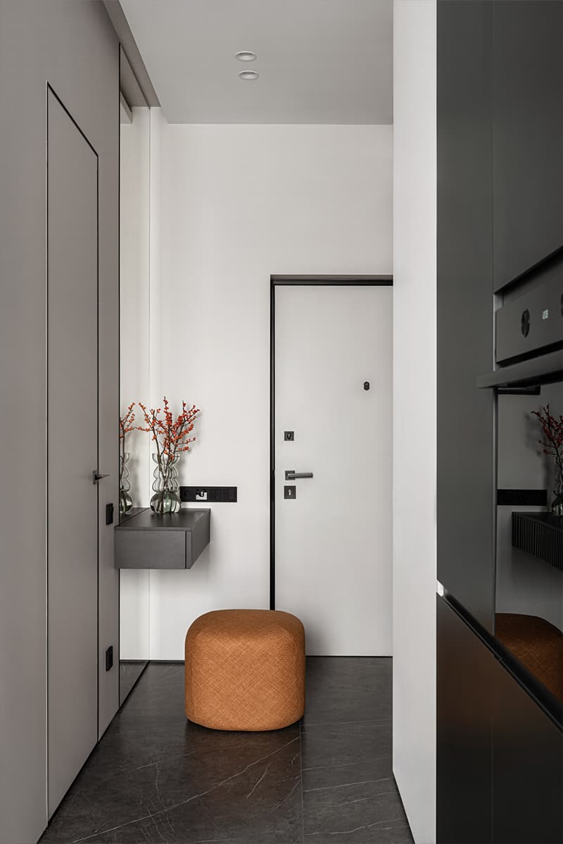 Акцентная глянцевая кухня и нежная детская в интерьере небольшой квартиры — проект Анны и Дмитрия Коробко