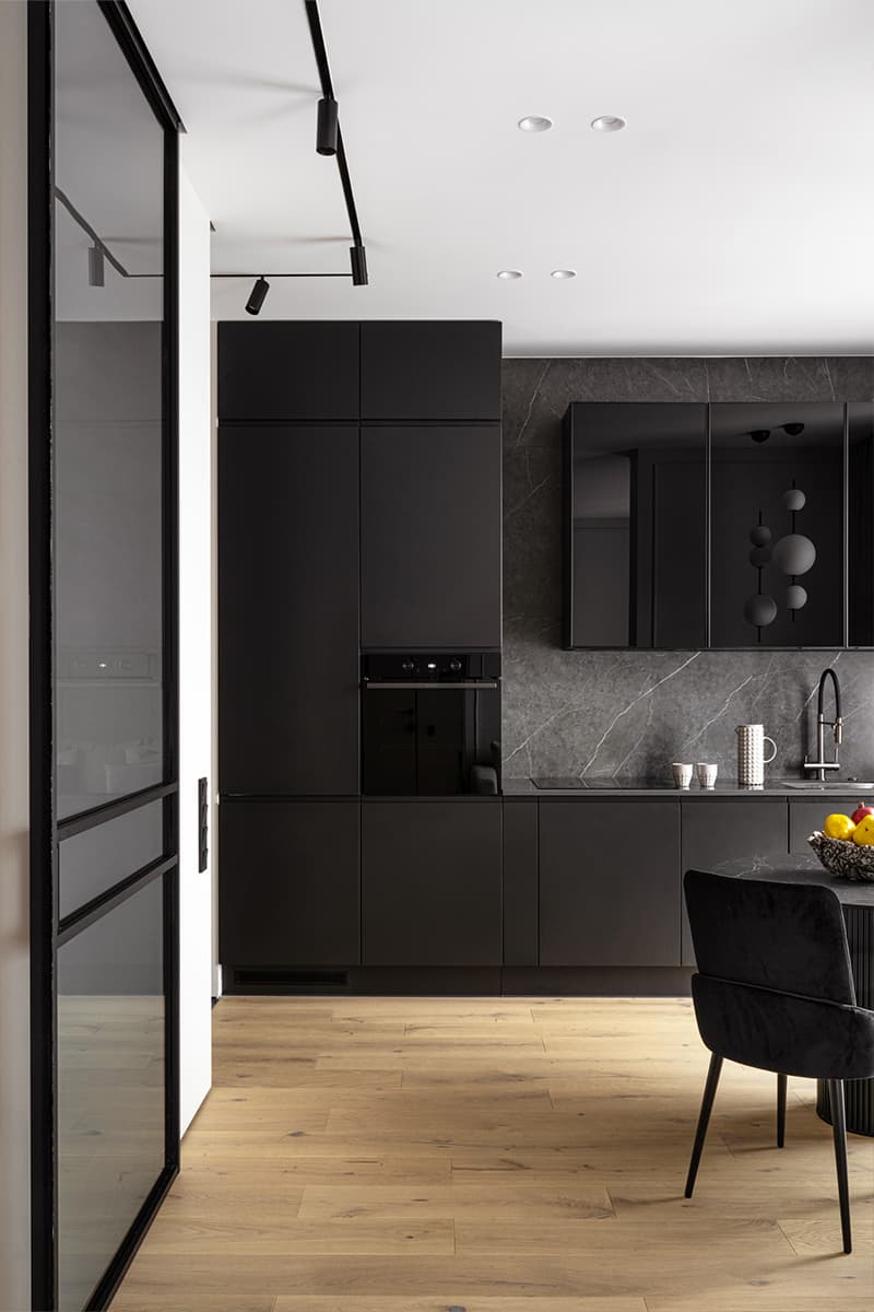 Акцентная глянцевая кухня и нежная детская в интерьере небольшой квартиры — проект Анны и Дмитрия Коробко