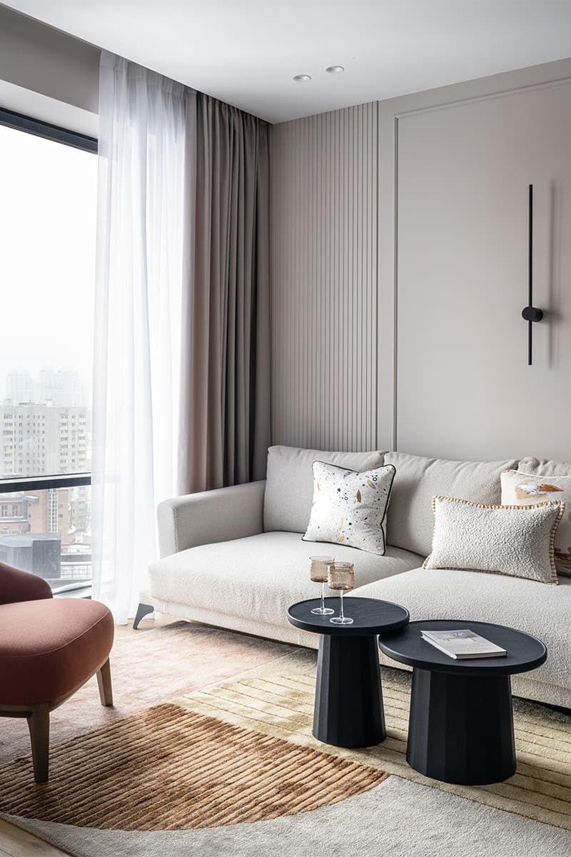 Акцентная глянцевая кухня и нежная детская в интерьере небольшой квартиры — проект Анны и Дмитрия Коробко