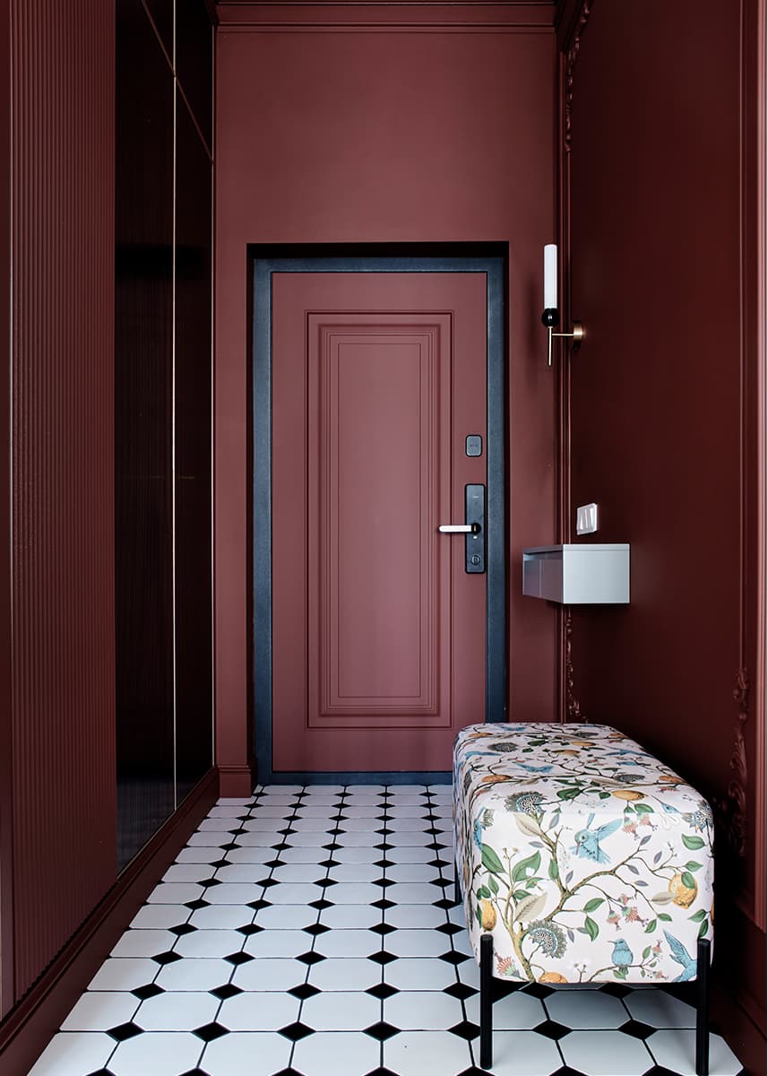 Умиротворяющий интерьер квартиры с акцентным санузлом и цветными молдингами — проект студии Pinterios