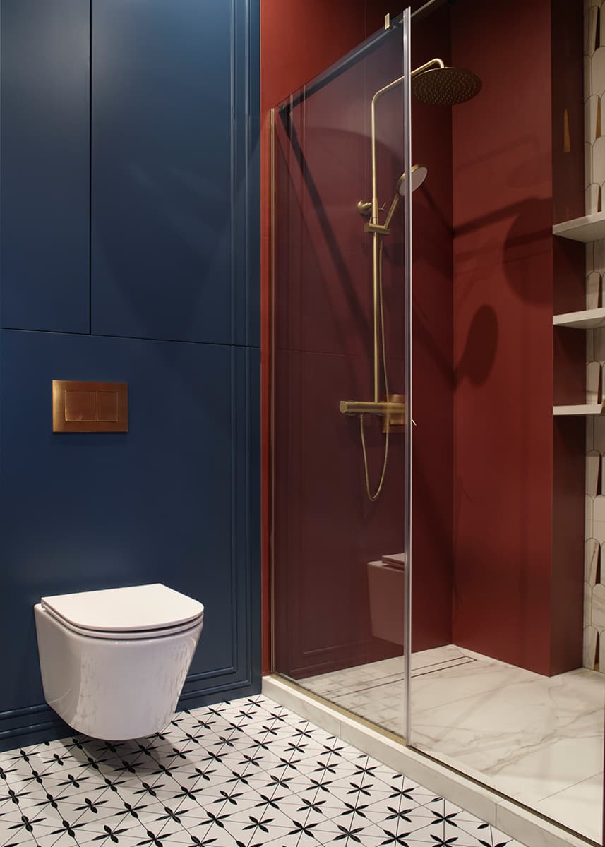 Умиротворяющий интерьер квартиры с акцентным санузлом и цветными молдингами — проект студии Pinterios