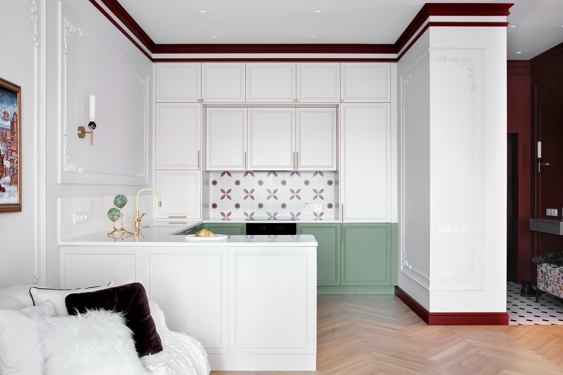 Умиротворяющий интерьер квартиры с акцентным санузлом и цветными молдингами — проект студии Pinterios