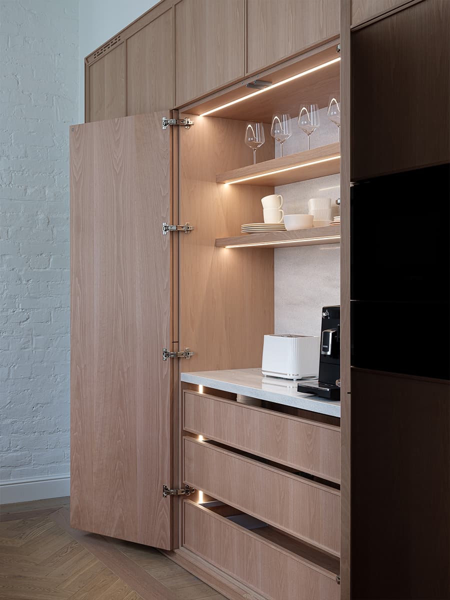 Воздушная квартира с открытым балконом и видом на центр Москвы — проект Кати Гербер