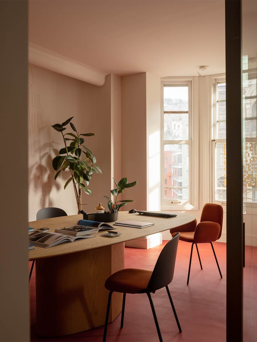 Эклектичный микс цветов и материалов в интерьере офиса дизайн-студии — проект Tabula Studio