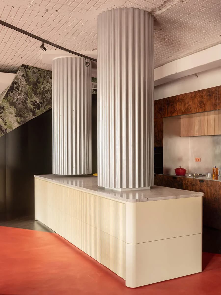 Эклектичный микс цветов и материалов в интерьере офиса дизайн-студии — проект Tabula Studio