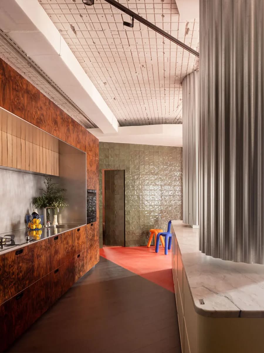 Эклектичный микс цветов и материалов в интерьере офиса дизайн-студии — проект Tabula Studio