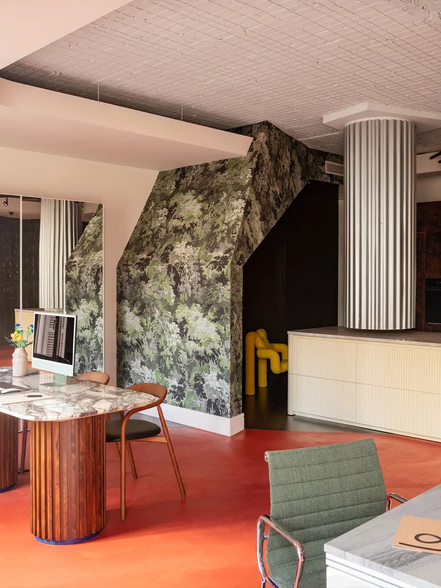 Эклектичный микс цветов и материалов в интерьере офиса дизайн-студии — проект Tabula Studio