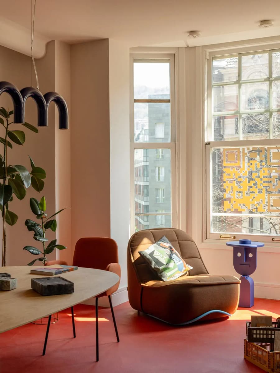 Эклектичный микс цветов и материалов в интерьере офиса дизайн-студии — проект Tabula Studio w3