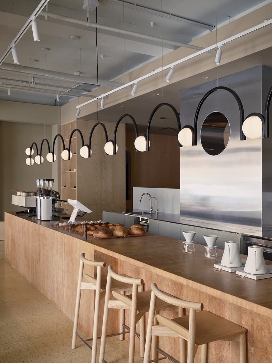 Авторские светильники и внимание к деталям в интерьере петербургской кофейни — проект Le Atelier
