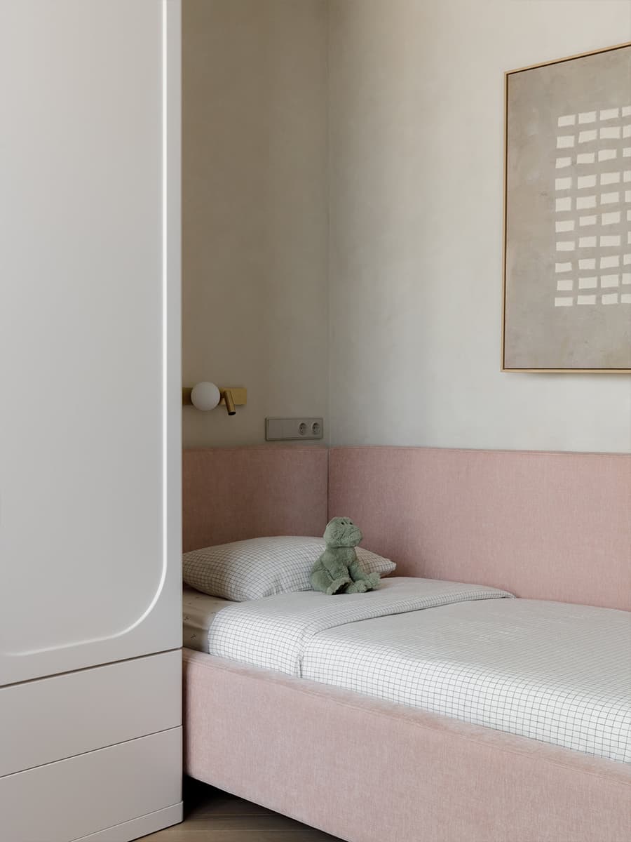 Детали из древесины и обволакивающая отделка в залитом светом интерьере — проект студии STARIKOVA.ARCHITECTS