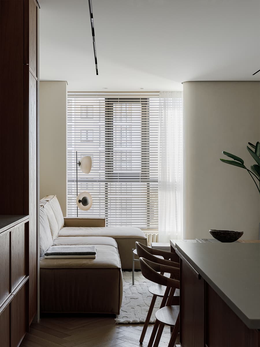 Детали из древесины и обволакивающая отделка в залитом светом интерьере — проект студии STARIKOVA.ARCHITECTS