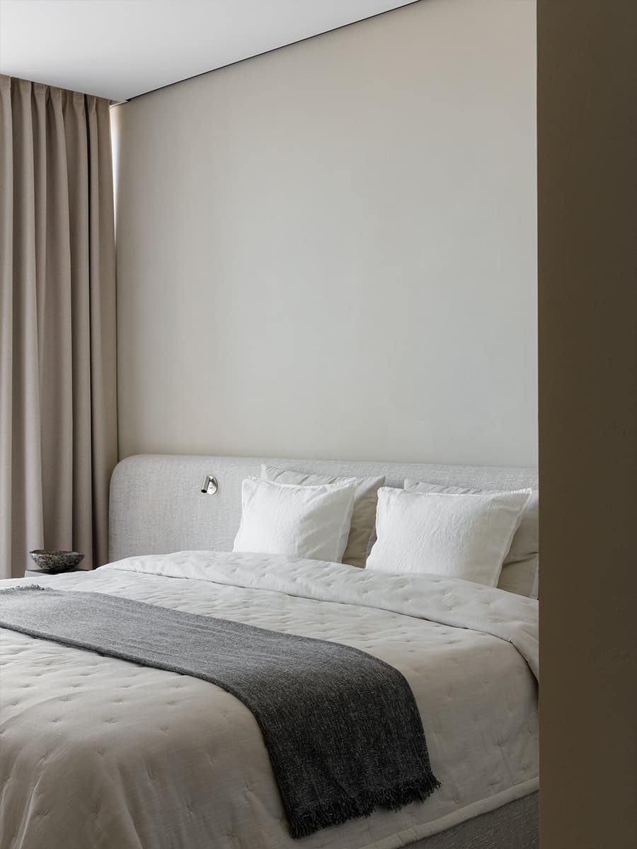 Детали из древесины и обволакивающая отделка в залитом светом интерьере — проект студии STARIKOVA.ARCHITECTS