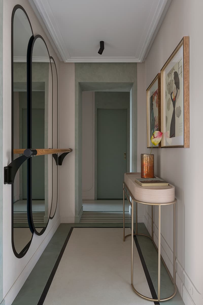 Гибкие формы и бархатистые текстуры в красочном интерьере квартиры — проект Маргариты Посуховой