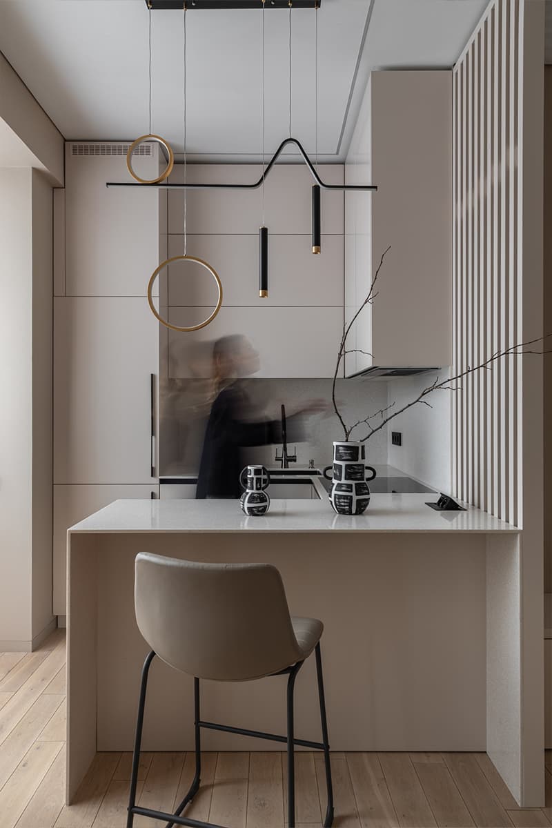 Компактная кухня и необычное зонирование в квартире в Алматы — проект Марины Сапуновой