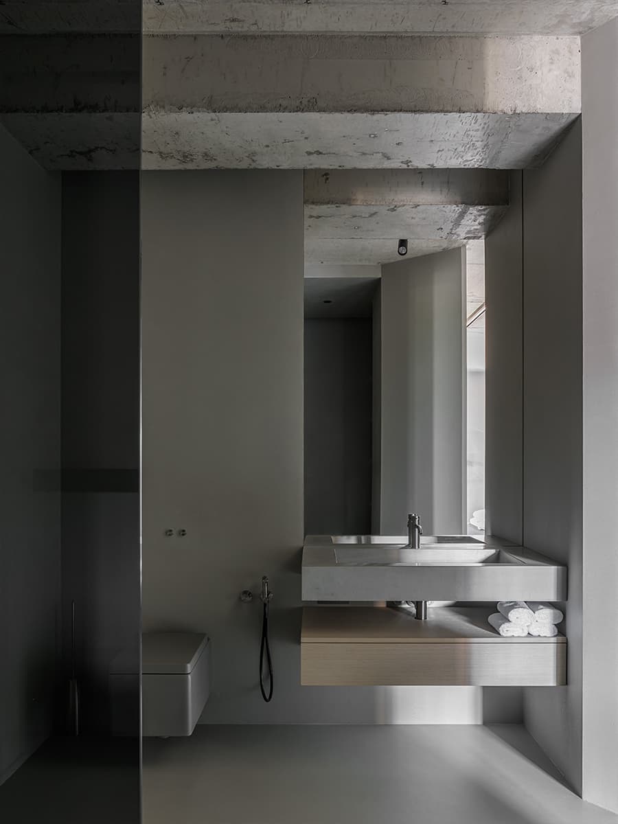 Строгий интерьер квартиры с лаконичной палитрой материалов — проект студии Azbuka Dom