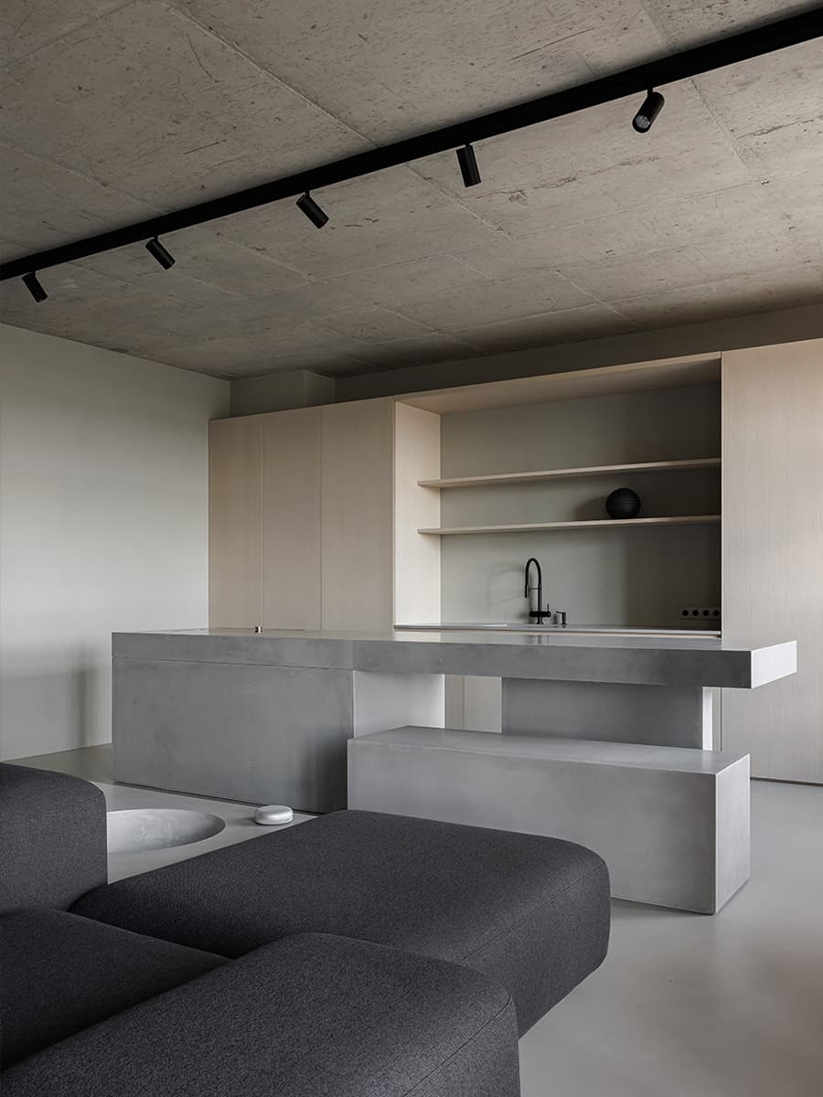 Строгий интерьер квартиры с лаконичной палитрой материалов — проект студии Azbuka Dom