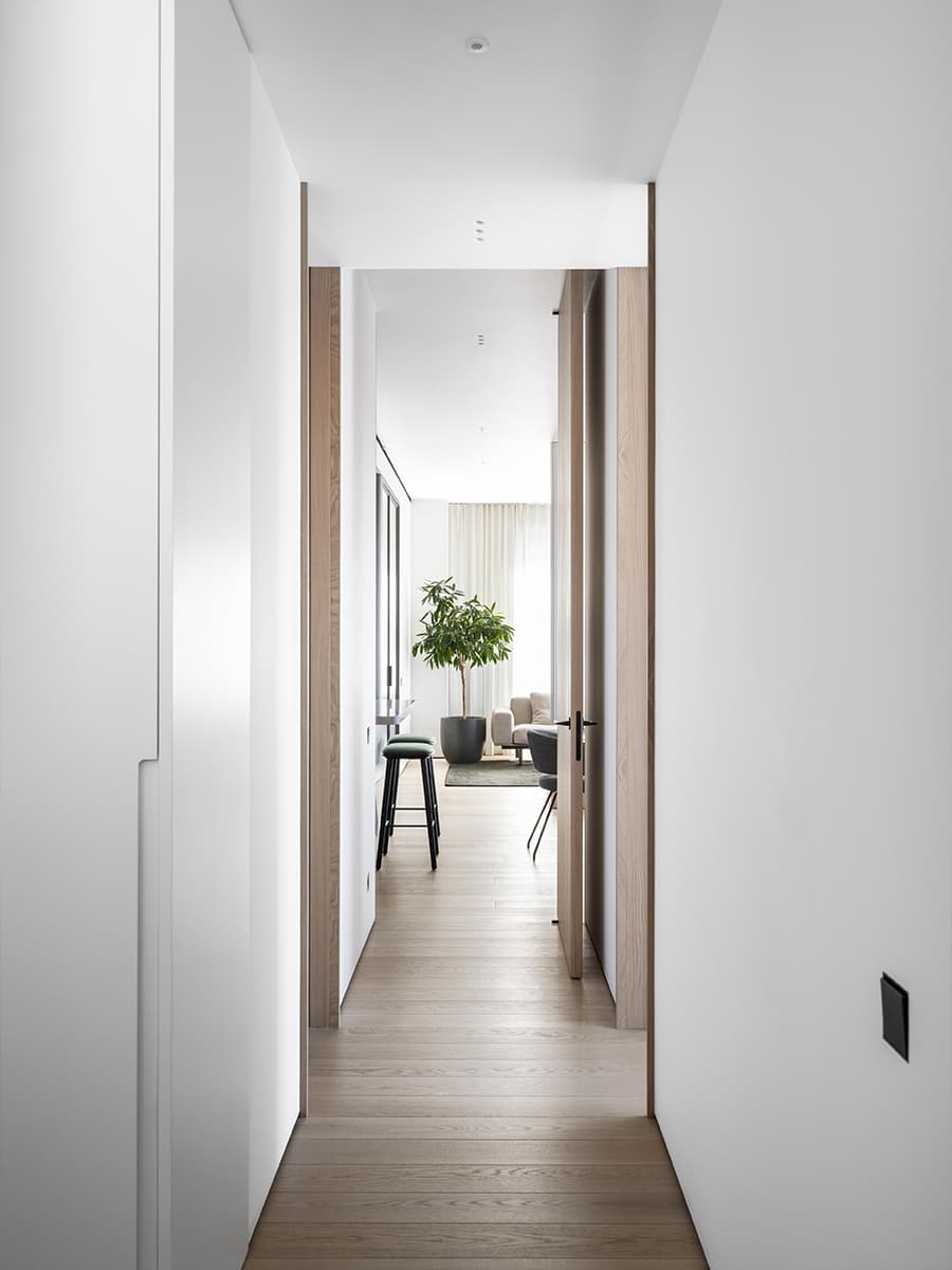 Продуманный до мелочей интерьер квартиры с графичными деталями — проект bureau SLOVO