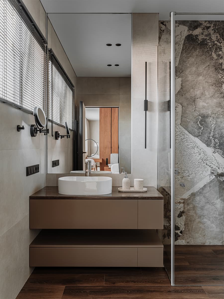 Скругленные формы и древесина в интерьере таунхауса с камином — проект Елены Орловой