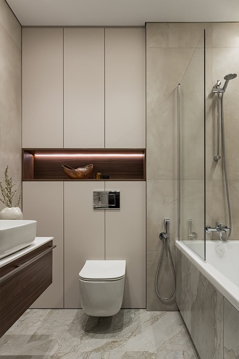 Светильники-колбы и оригинальные кресла в интерьере уютной квартиры — проект Polly Design