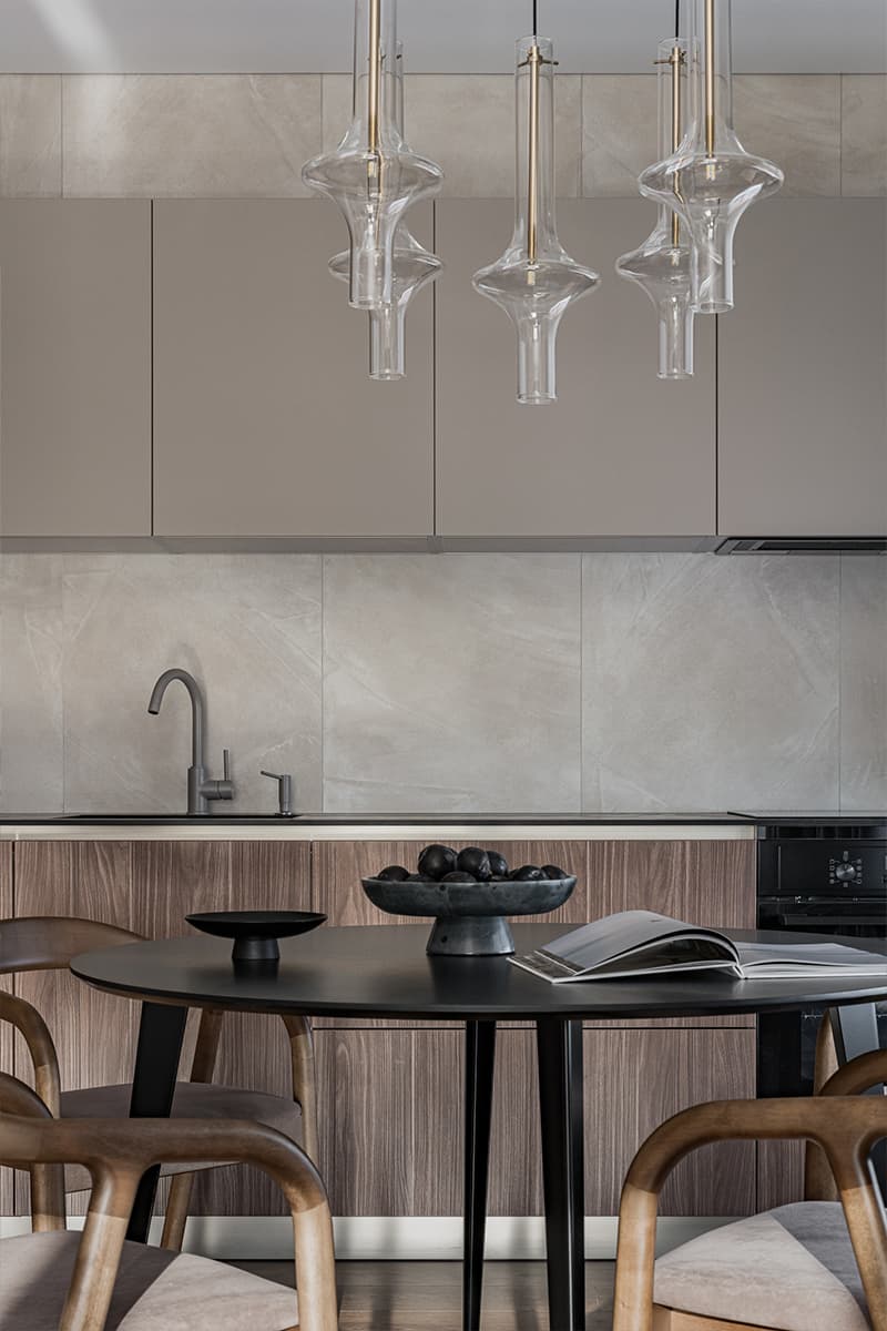 Светильники-колбы и оригинальные кресла в интерьере уютной квартиры — проект Polly Design