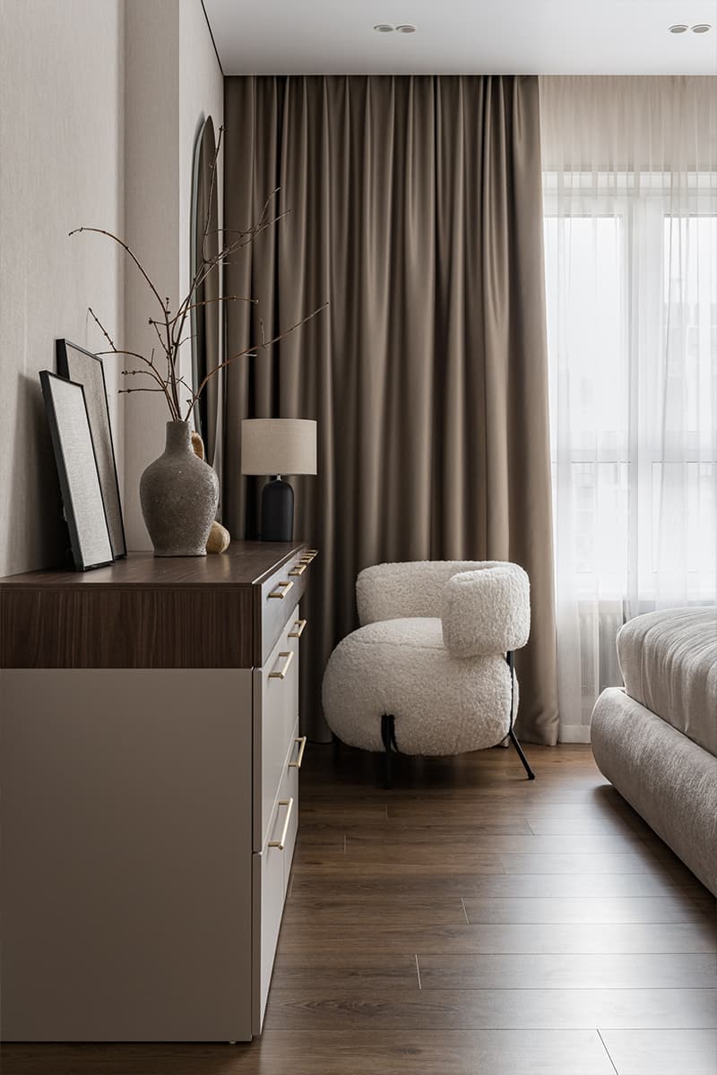 Светильники-колбы и оригинальные кресла в интерьере уютной квартиры — проект Polly Design