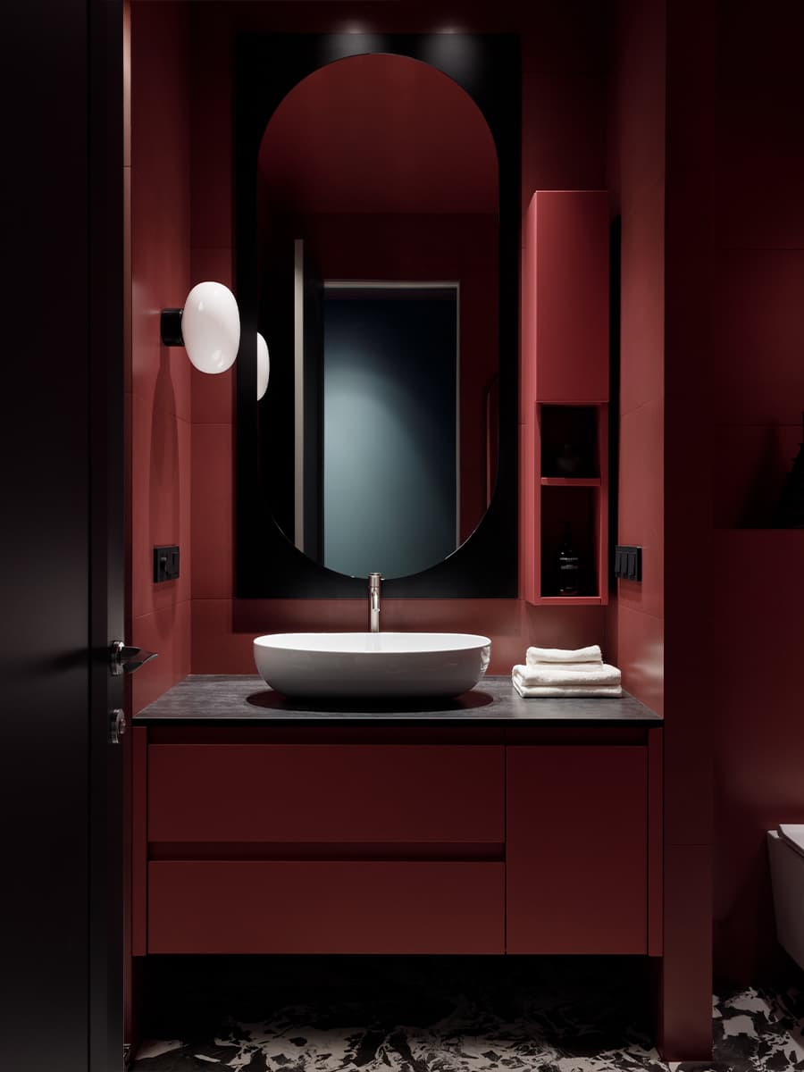 Глубокие синие тона в интерьере красочной квартиры с предметами искусства — проект Юлии Очкал и Натальи Ленинцевой