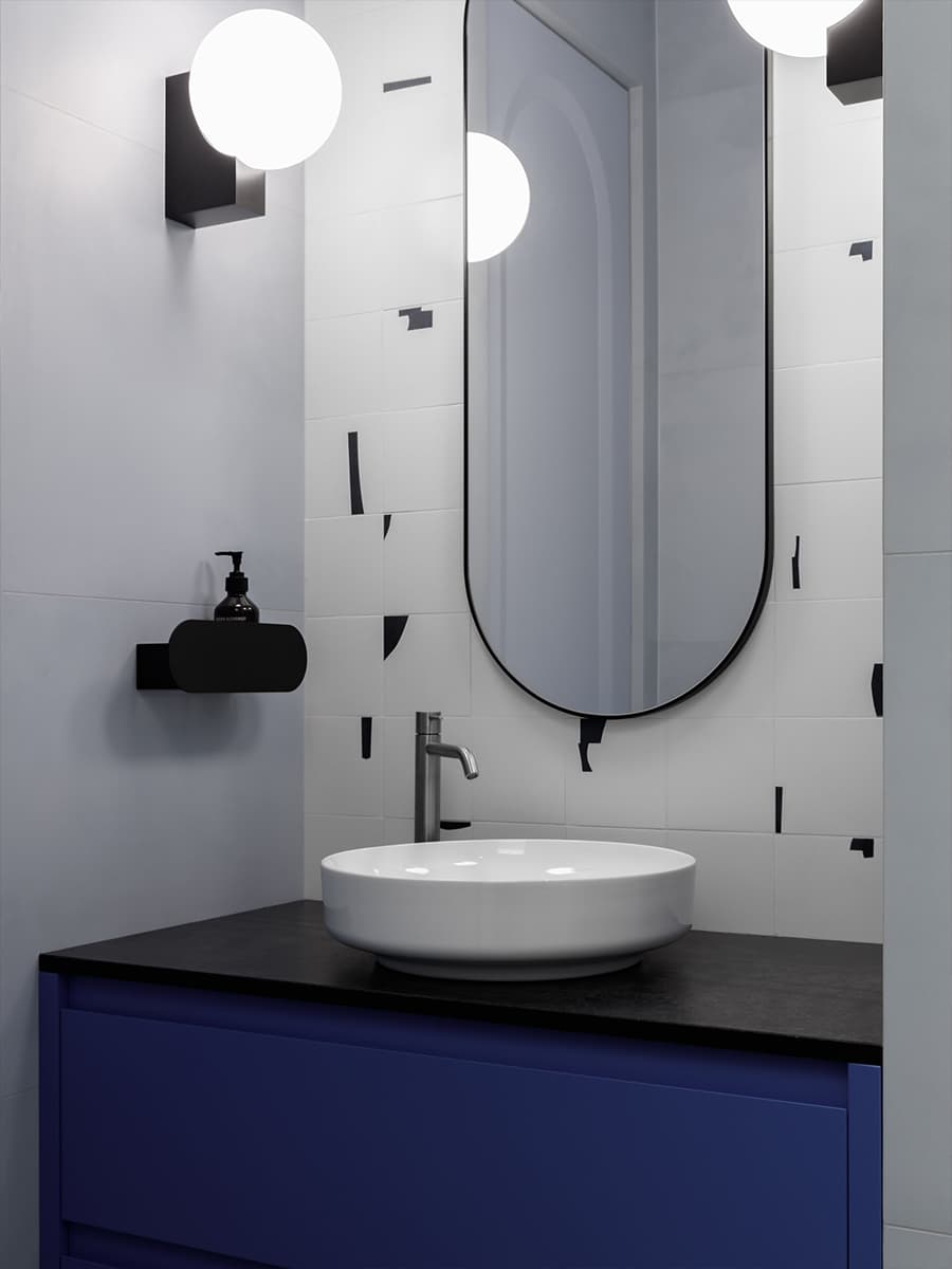 Глубокие синие тона в интерьере красочной квартиры с предметами искусства — проект Юлии Очкал и Натальи Ленинцевой