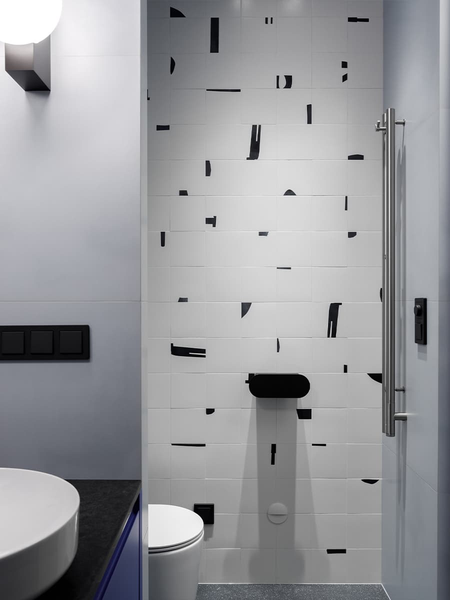 Глубокие синие тона в интерьере красочной квартиры с предметами искусства — проект Юлии Очкал и Натальи Ленинцевой