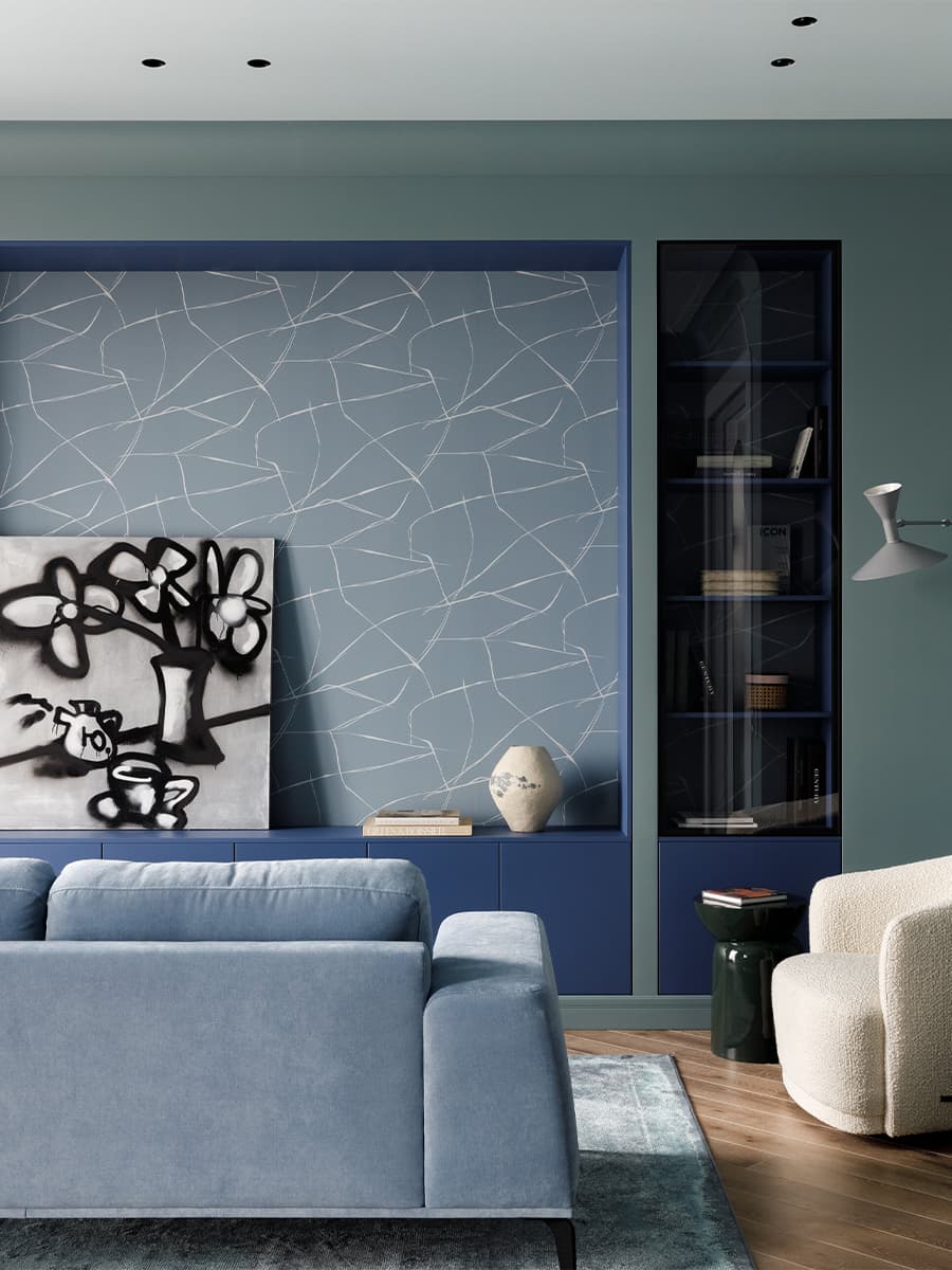 Глубокие синие тона в интерьере красочной квартиры с предметами искусства — проект Юлии Очкал и Натальи Ленинцевой