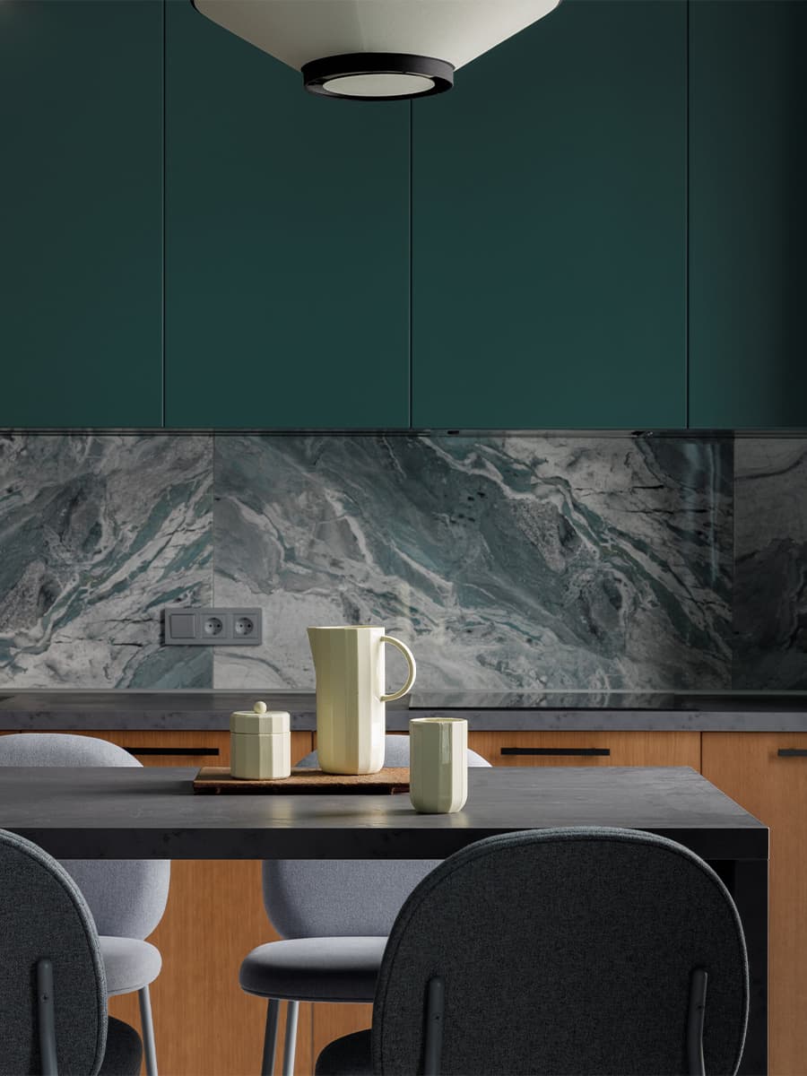 Глубокие синие тона в интерьере красочной квартиры с предметами искусства — проект Юлии Очкал и Натальи Ленинцевой