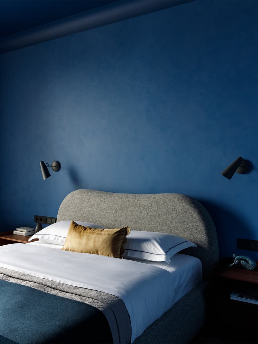 Глубокие синие тона в интерьере красочной квартиры с предметами искусства — проект Юлии Очкал и Натальи Ленинцевой