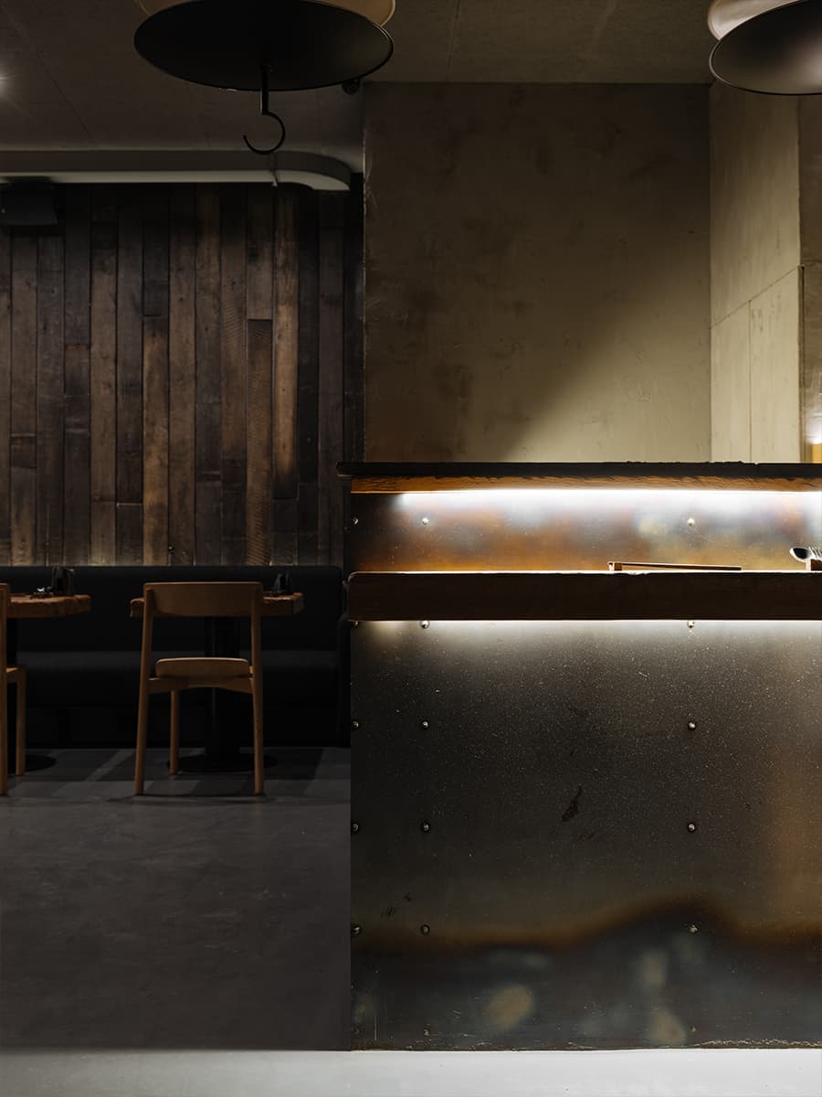 Драматичный интерьер ресторана с японским характером — проект Design Studio MAKET