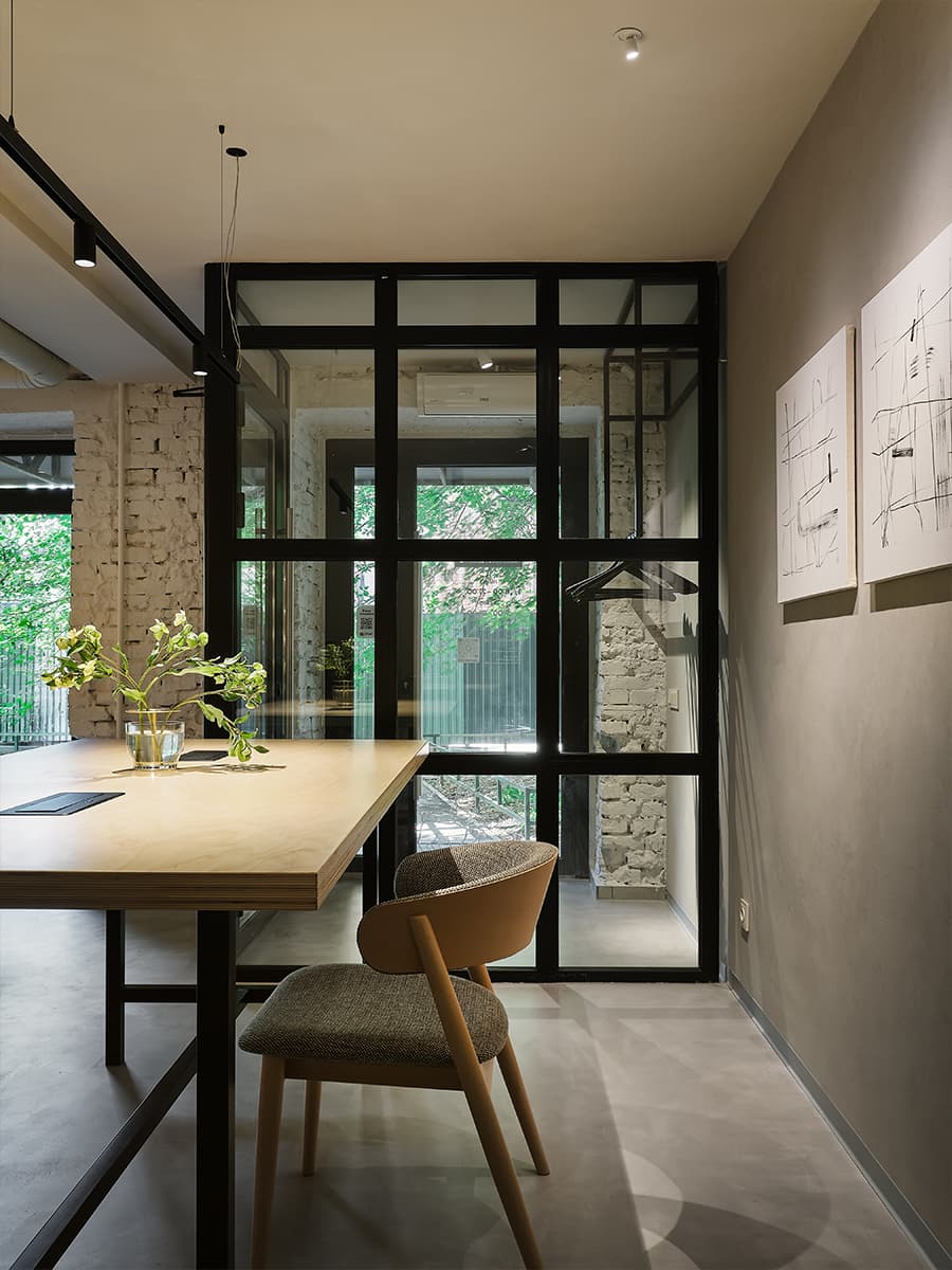 Теплый интерьер кондитерской с уютной зоной посадки — проект Валентины Агекиной