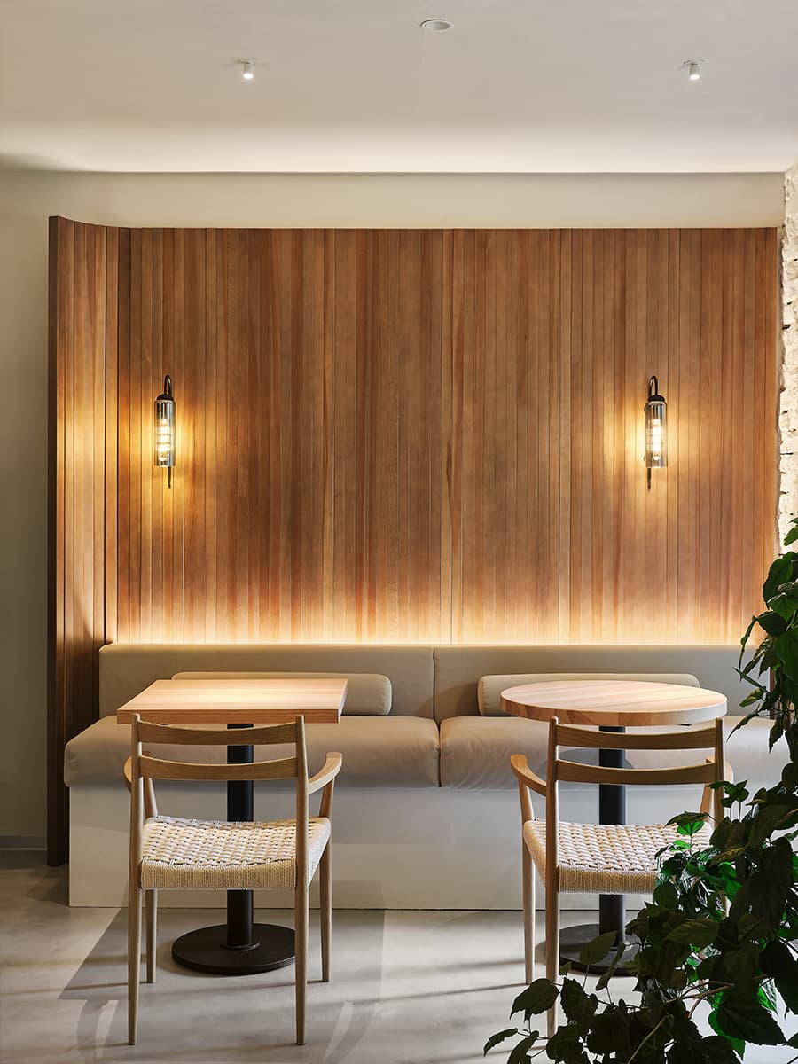 Теплый интерьер кондитерской с уютной зоной посадки — проект Валентины Агекиной