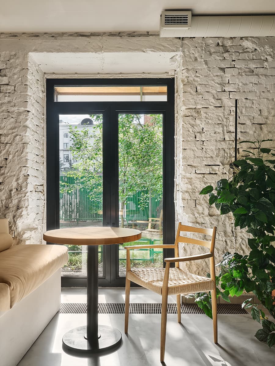 Теплый интерьер кондитерской с уютной зоной посадки — проект Валентины Агекиной