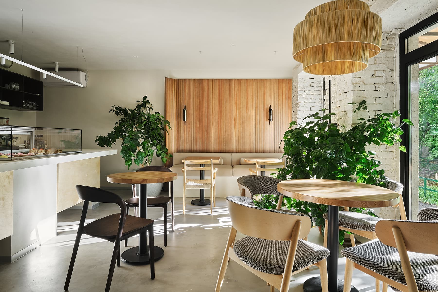 Теплый интерьер кондитерской с уютной зоной посадки — проект Валентины Агекиной