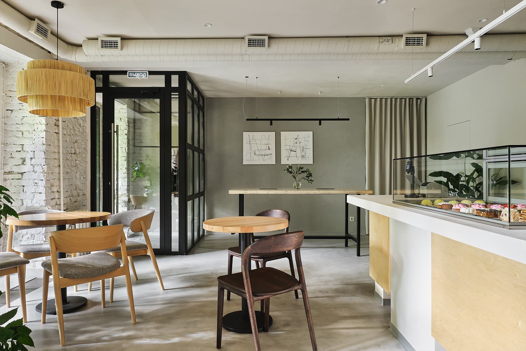 Теплый интерьер кондитерской с уютной зоной посадки — проект Валентины Агекиной