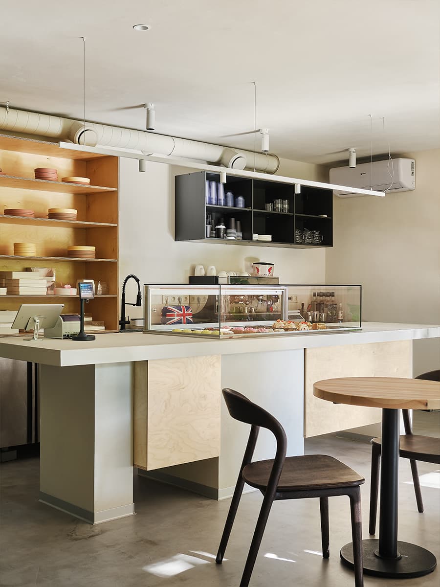 Теплый интерьер кондитерской с уютной зоной посадки — проект Валентины Агекиной