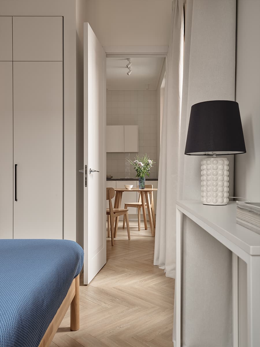 Светлый интерьер небольшой квартиры с ироничным декором — проект Зои Закалюжной