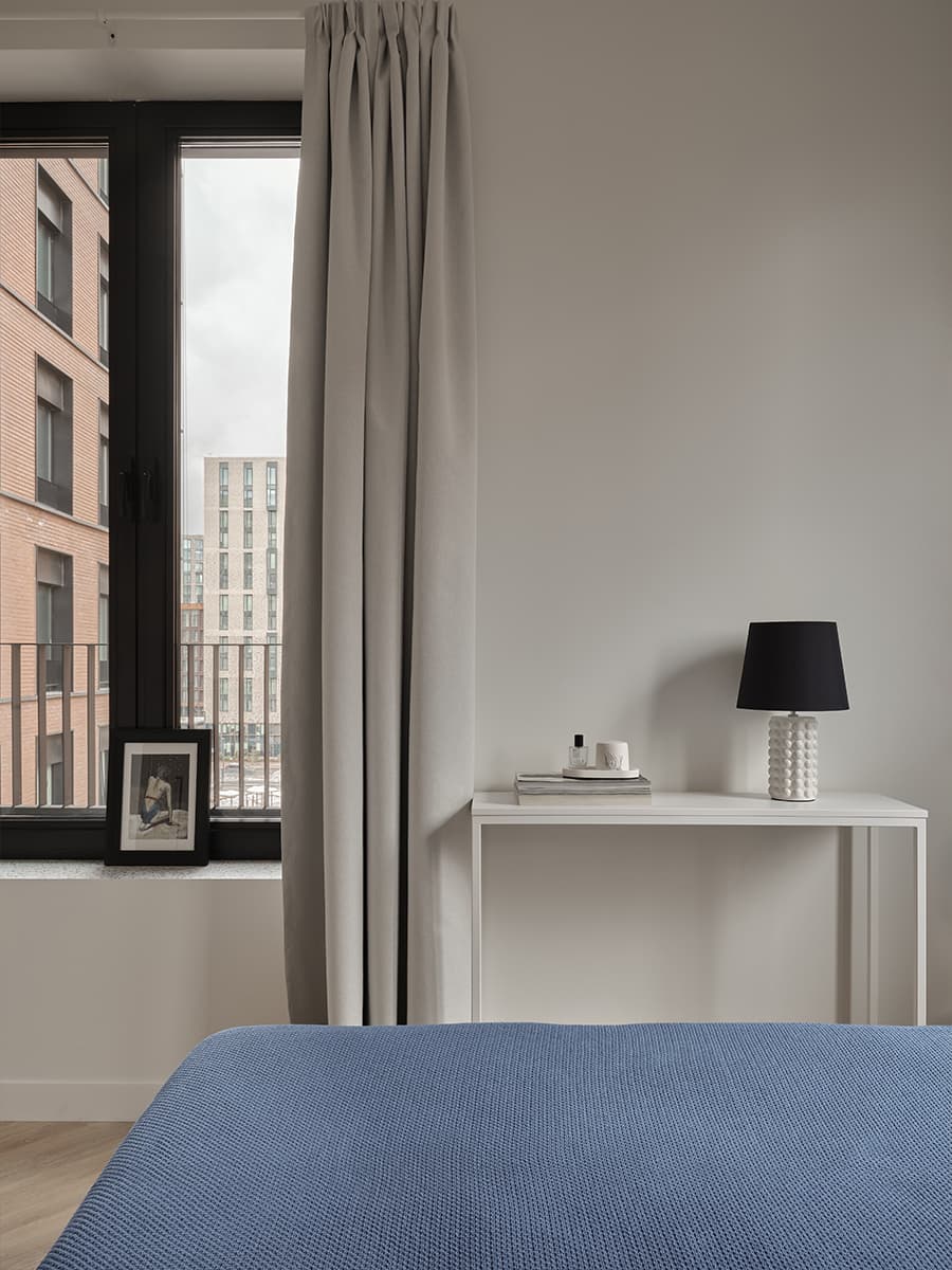 Светлый интерьер небольшой квартиры с ироничным декором — проект Зои Закалюжной